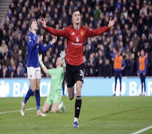 德国球迷看,台上披萨菠,萝牵手图引,yy易游体育官方,yy易游中国体育,YY易游体育官方网站,yy易游体育app下载